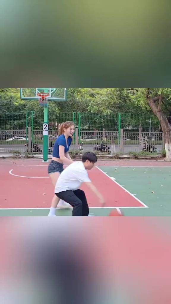 集夢(mèng)會(huì)長(zhǎng)背打一米8的女生，這是真打球啊！