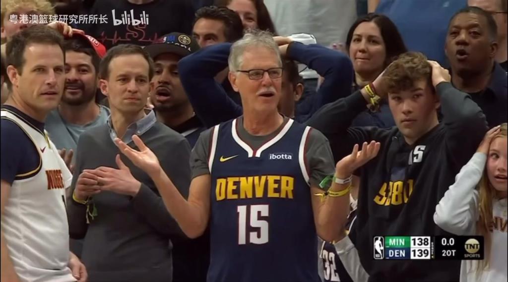 導(dǎo)火索？回顧此前掘金對陣森林狼，威少送出三分犯規(guī)后的眾生相！