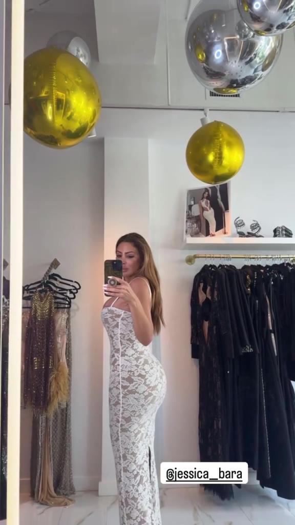 徐娘半老！皮蓬前妻穿吊帶裙自拍，這身材也太炸裂了！