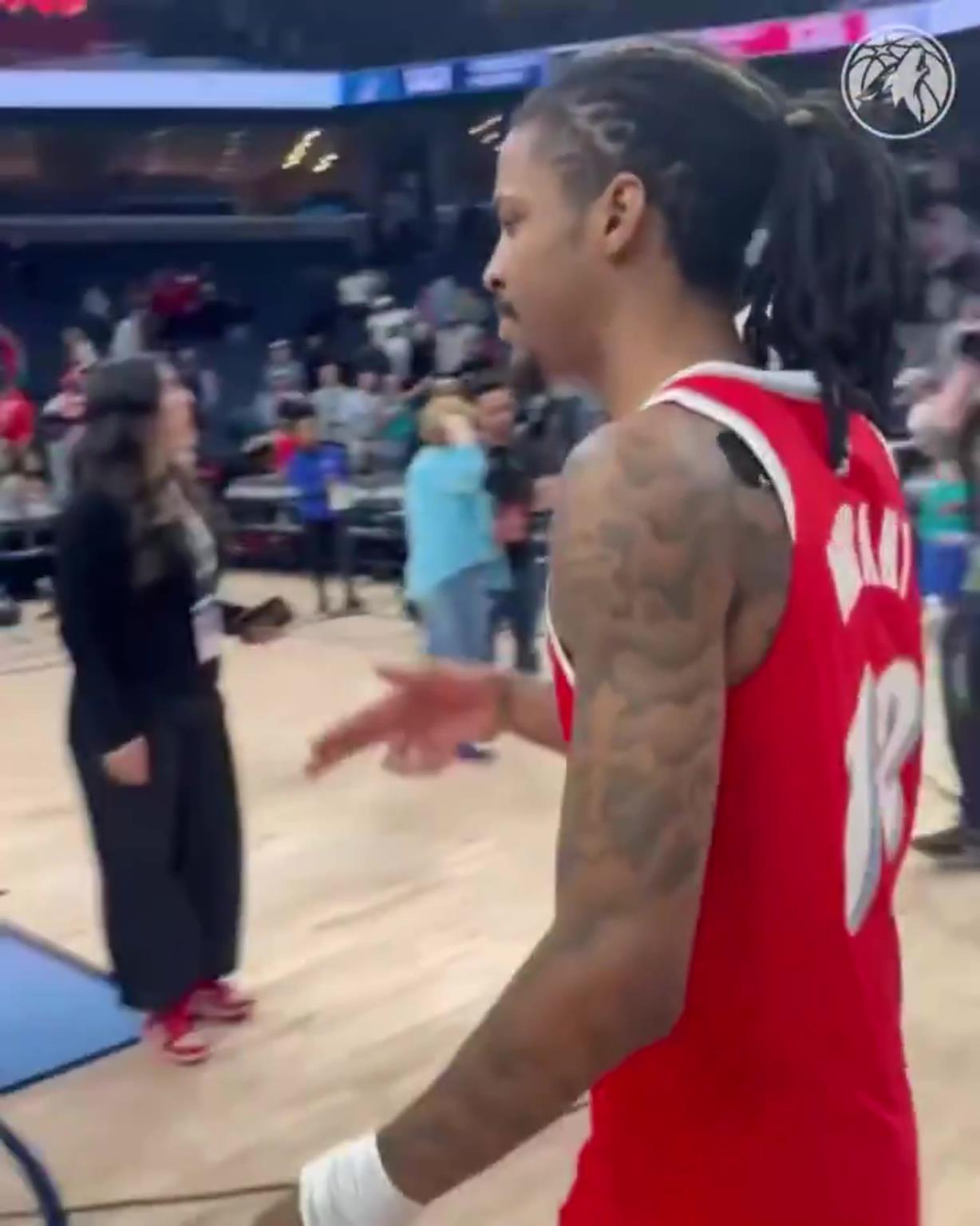 笑死！莫蘭特賽后與華子握手，竟然也是比出“手槍”的手勢