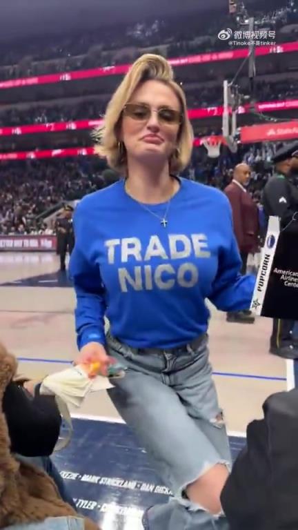 主場不準(zhǔn)球迷打印“解雇Nico”標(biāo)語，女球迷就出此下策