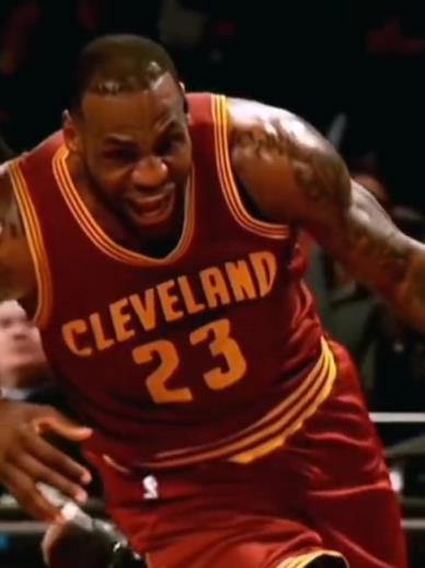 老詹這恐怖的大體格，完美詮釋什么叫“人型坦克”！