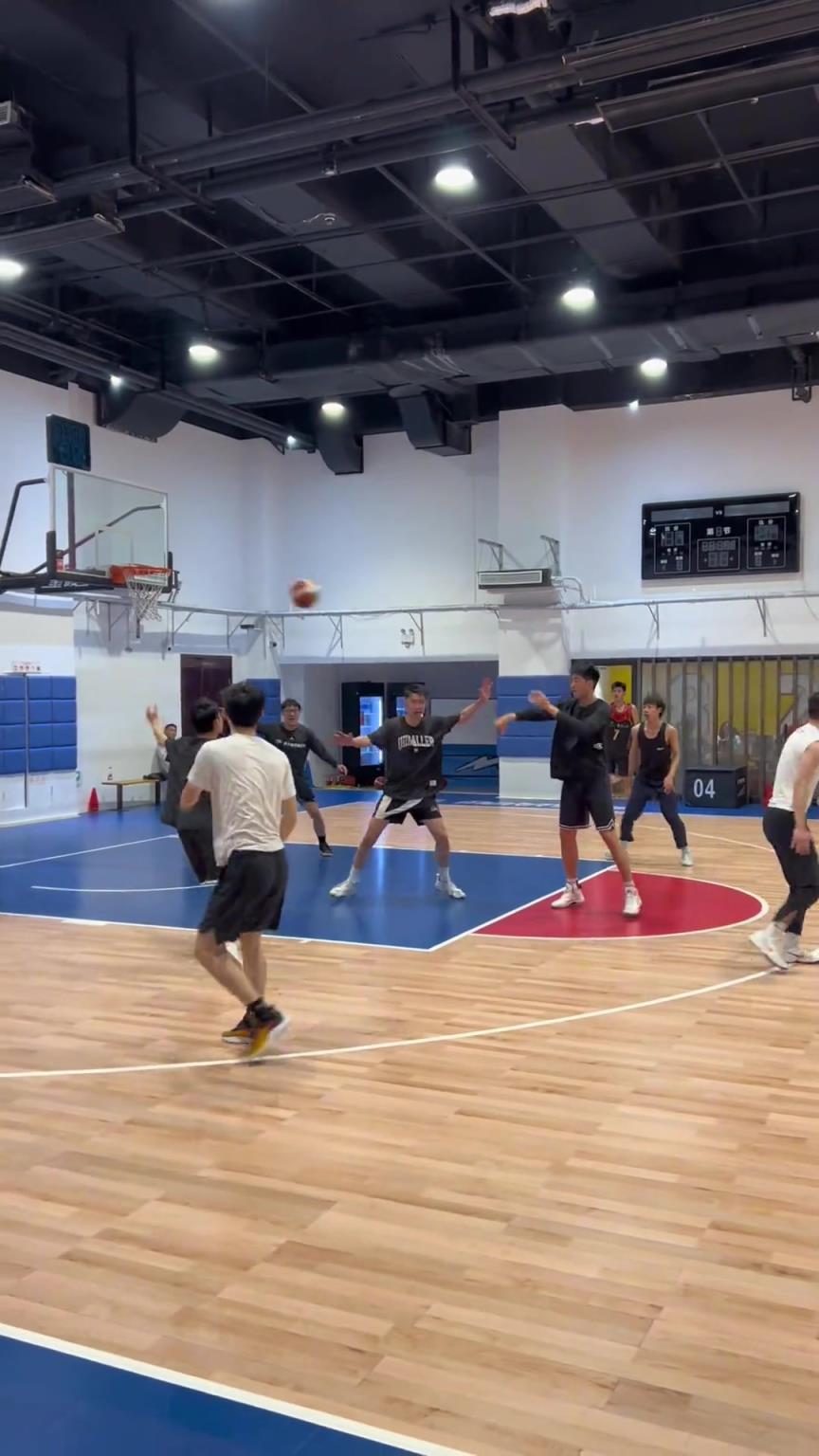 對(duì)手回家后：老婆，我今天在野球場(chǎng)匹配到巔峰馬刺隊(duì)了！