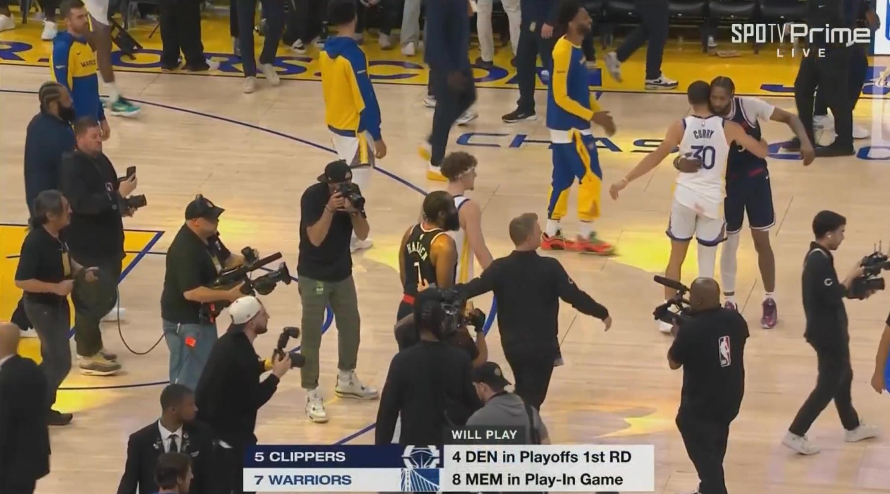 加時(shí)賽12分無解表現(xiàn)率隊(duì)獲勝！哈登賽后臉上笑容藏不住呀