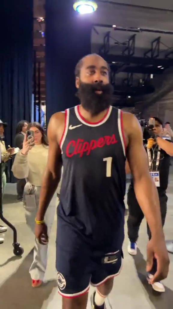 爆砍39分！哈登賽后走入球員通道氣喘吁吁：今天是場(chǎng)艱苦的戰(zhàn)斗