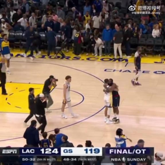 09雙雄傾盡全力！哈登和庫里賽后第一時間擁抱在一起