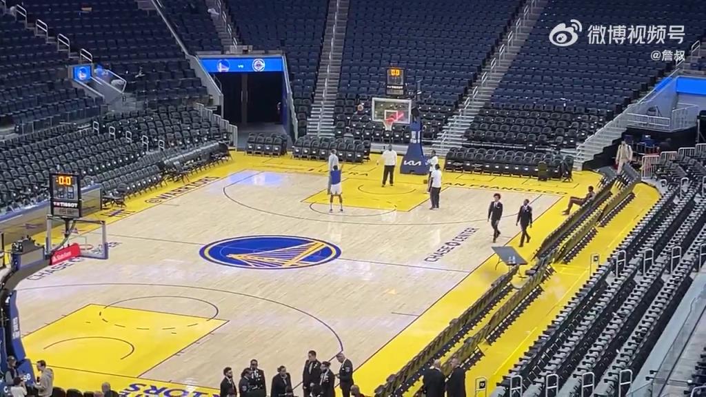 今天沒有得到出場機會！庫明加賽后還留在場地練習(xí)投籃