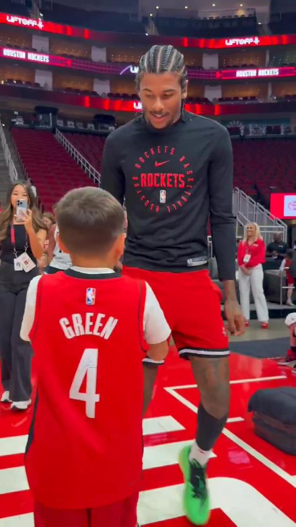 暖心偶像！小球迷賽前得到杰倫格林親簽球鞋球衣