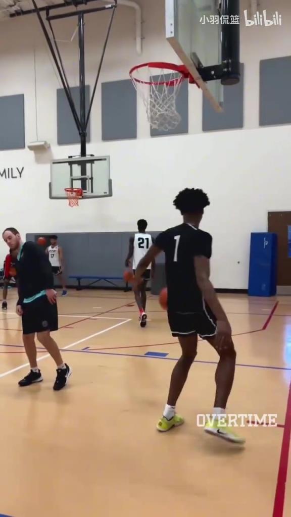 地表最強(qiáng)身體素質(zhì)？阿門(mén)扣籃簡(jiǎn)直就像直升機(jī)起飛一樣！