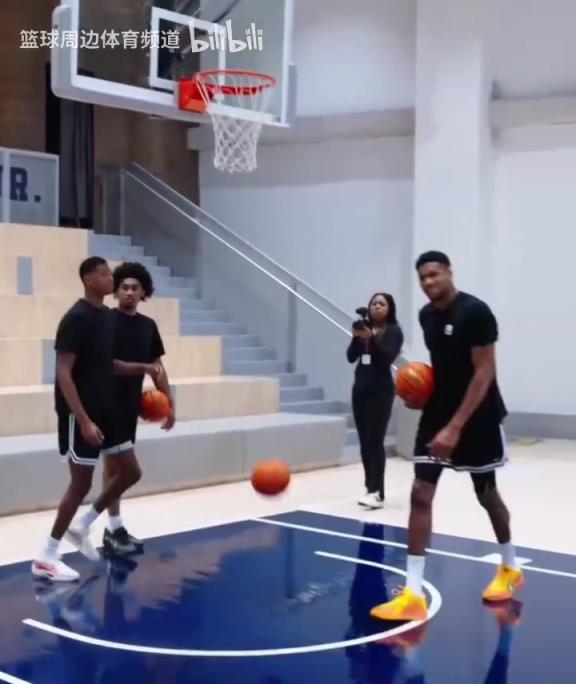 別人能學(xué)得來(lái)嗎？名場(chǎng)面：字母哥指導(dǎo)小球員籃下腳步！