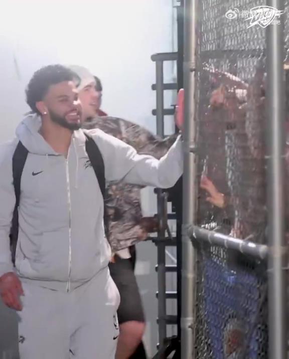 68勝歷史第五傲人戰(zhàn)績(jī)！雷霆全員回到OKC，當(dāng)?shù)厍蛎詿崆榻訖C(jī)