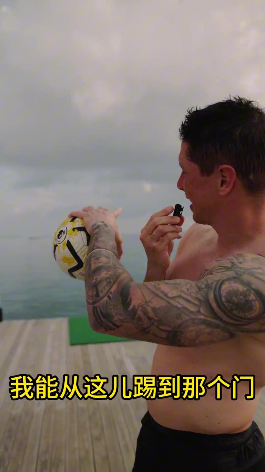 當(dāng)年多少人的偶像！托雷斯挑戰(zhàn)赤腳進(jìn)球