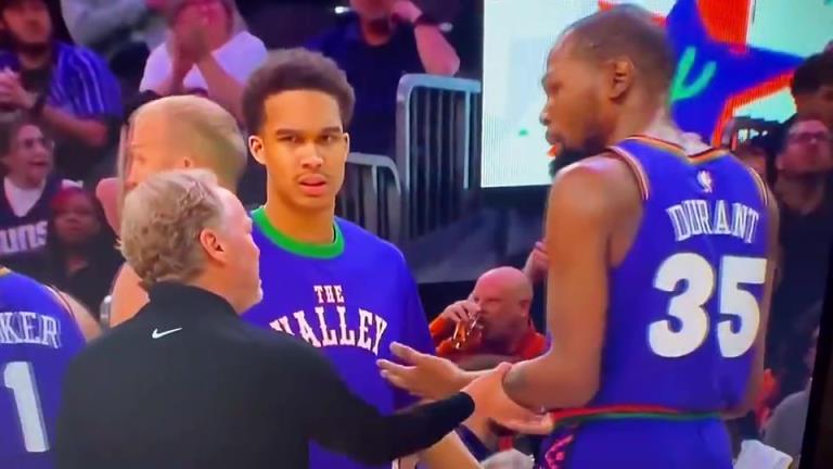 下課導(dǎo)火索？主帥布登此前抓住KD手臂要說(shuō)什么，被一把甩開(kāi)！