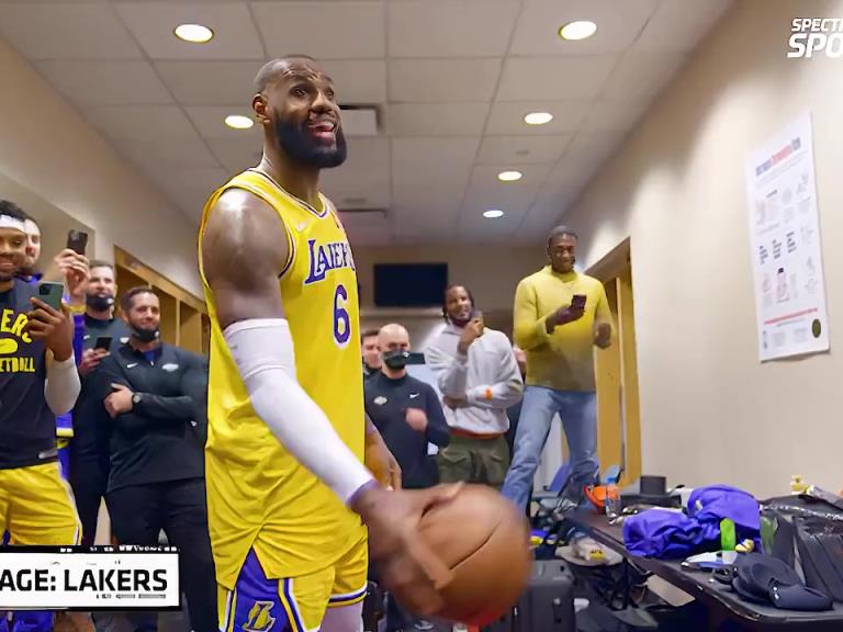 里弗斯絕殺之后湖人隊(duì)的更衣室氛圍，簡直不要太和諧?。? style=