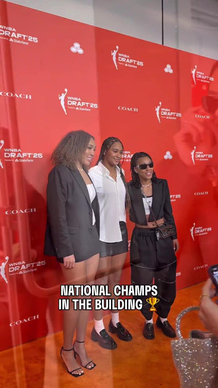 吧友們有喜歡的嗎？WNBA選秀大會上，到處都有靚麗的風(fēng)景線