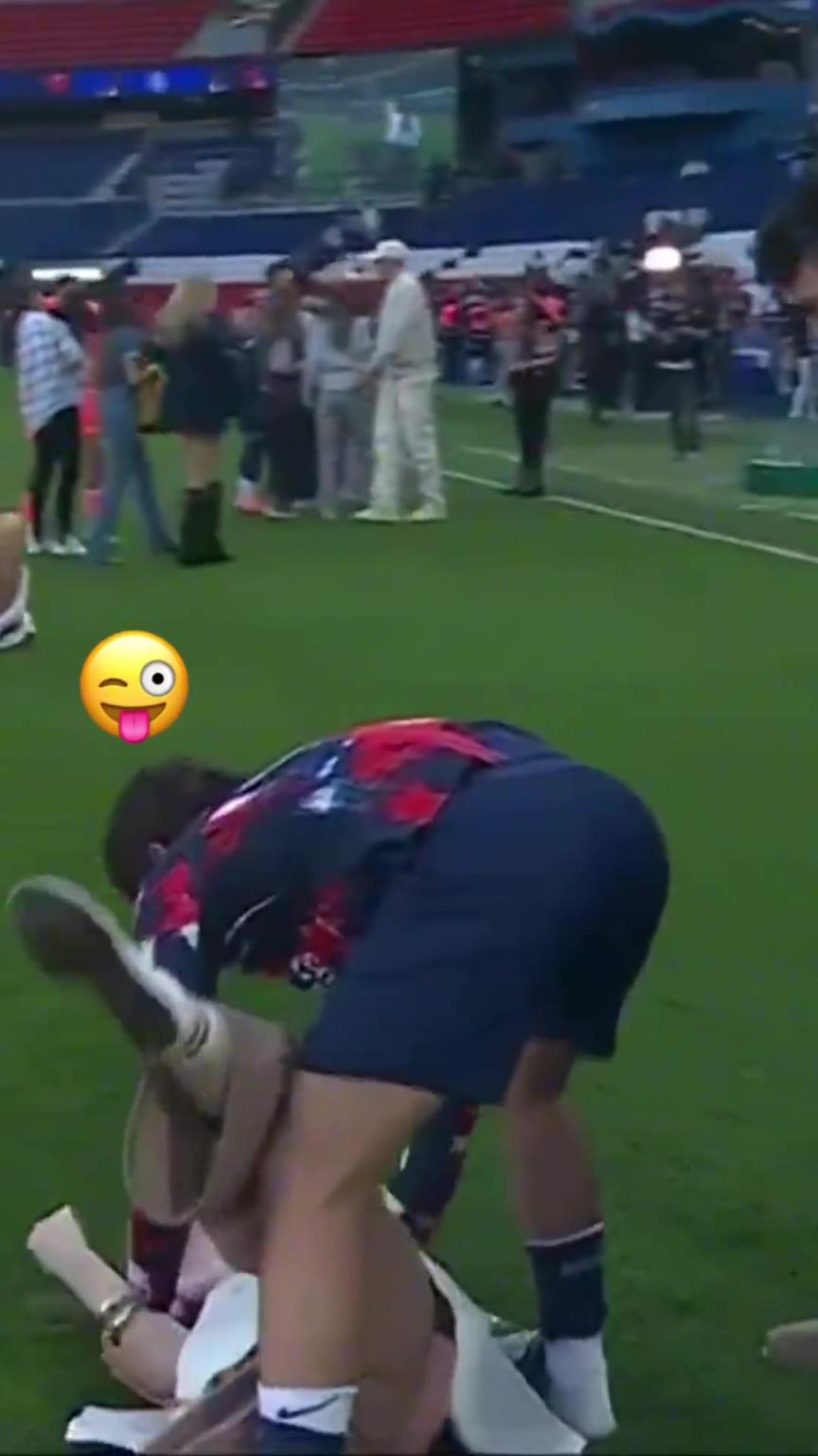 玩這么花?。?jī)?nèi)維斯在家人面前把自己女友按倒在地