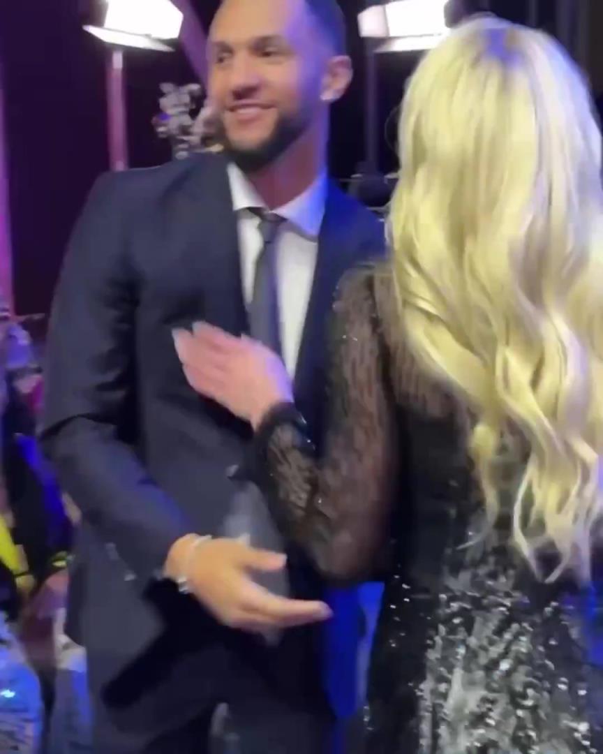 身材姣好！薩格斯的女友海莉被芝加哥天空選中！兩人接吻慶祝