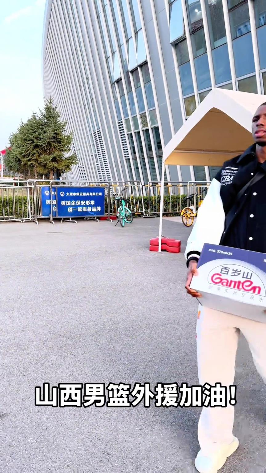 不是！你們山西外援合同還包括搬水的？