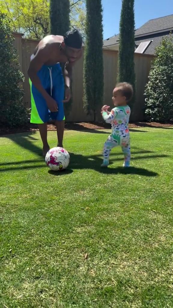 足球要從娃娃抓起！SGA帶娃踢足球，小孩摔倒時鼓掌“嘲笑”！